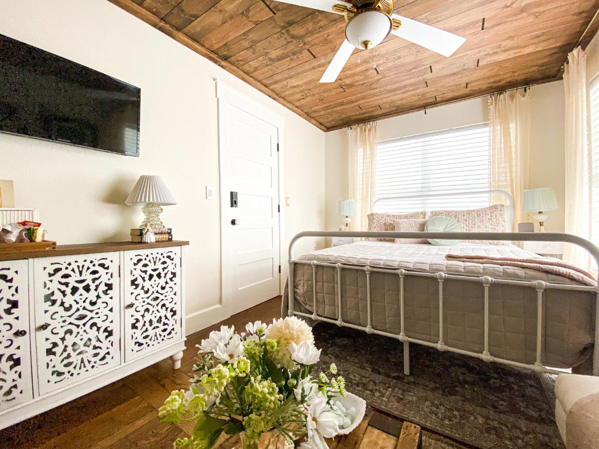 1br 1ba In Historic Park Ave Apartment *